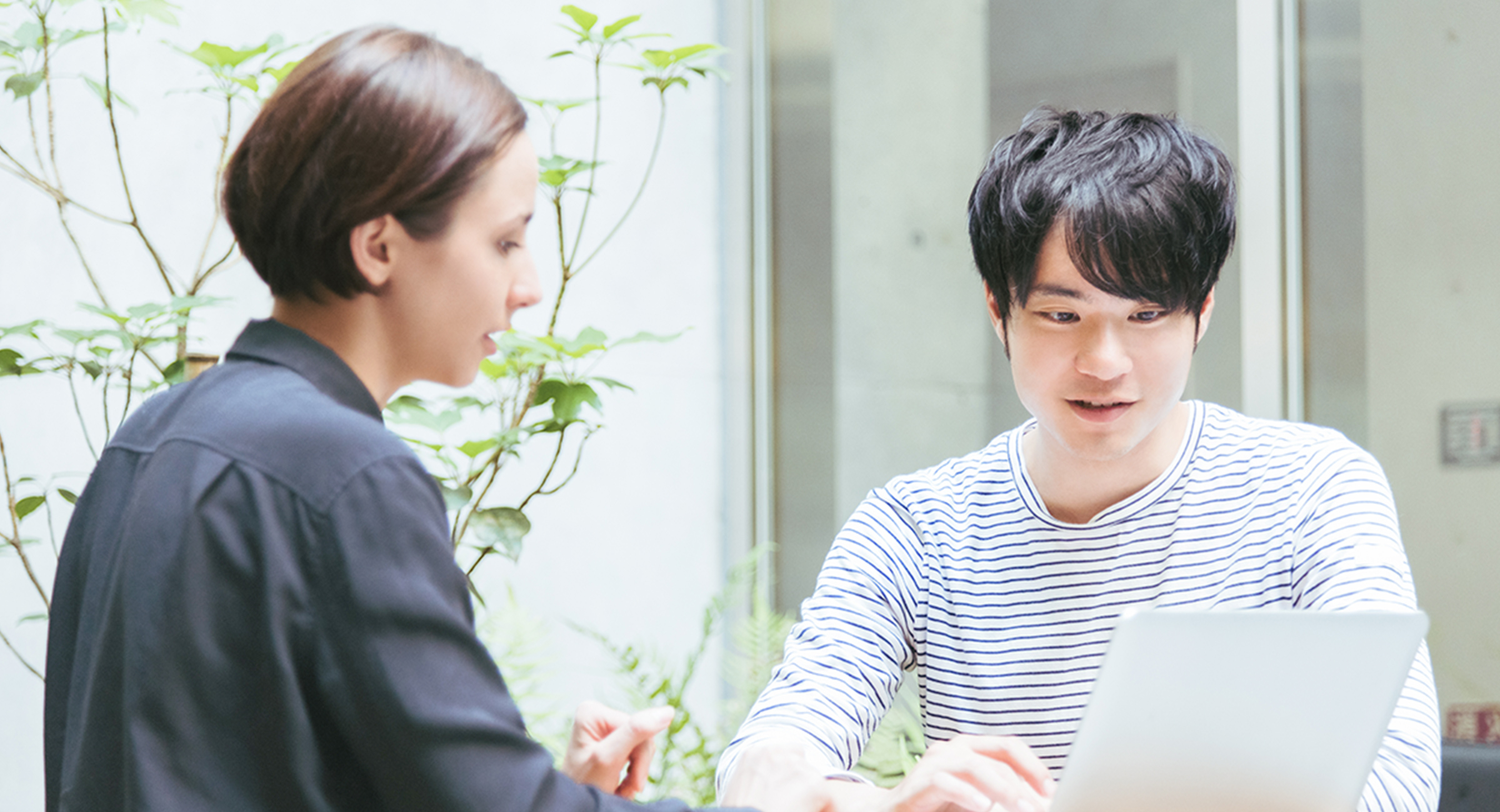 テラスで相談する男女